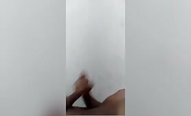 Garoto gozando masturbando
